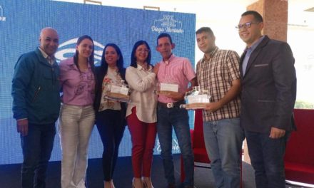 Gobernadora Karina Carpio entregó Premio Regional Diego Hurtado