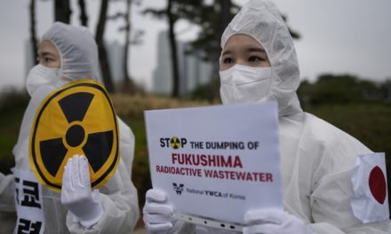China pidió acción global para exigir a Japón suspender vertido de agua radiactiva al océano