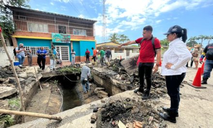 #AlMomento || La gobernadora Karina Carpio supervisa trabajos de reparación por socavamiento en Ocumare