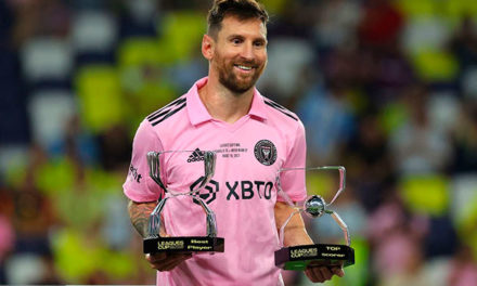Messi sigue empatado con Dani Alves como el futbolista con más trofeos