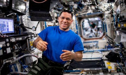 Astronauta salvadoreño que rompió récord de la Nasa regresa a la Tierra