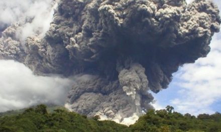 Volcán Reventador pone en alerta a las autoridades ecuatorianas