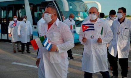 México ampliará un año más de convenio con Cuba para recibir médicos