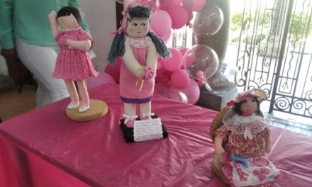 Isena inauguró exposición «Muñecas de Trapo en Rosa»