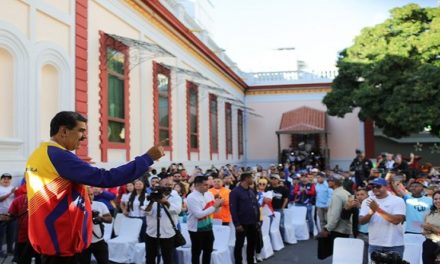 Presidente Maduro recibió en Miraflores Gran Marcha por el Día del Estudiante