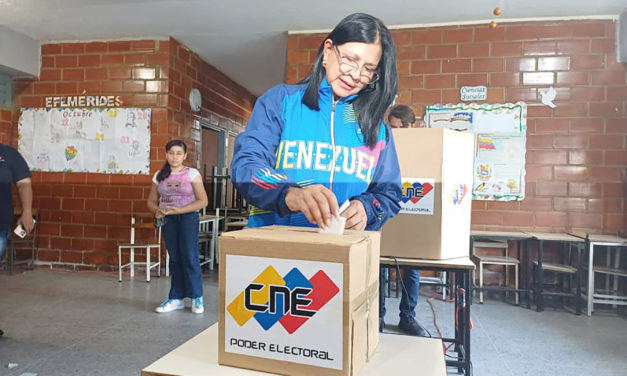 Gobernadora Karina Carpio ejerció su derecho en el simulacro electoral