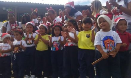Escuelas de Revenga dieron inicio a la Navidad