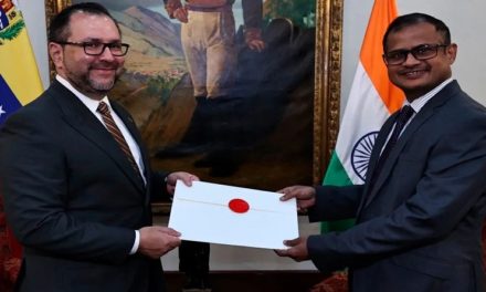 Canciller Yván Gil recibe Copias de Estilo del embajador indio Ashok Babu