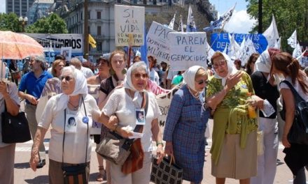 Medios y organizaciones argentinas apoyan a las Madres de Plaza de Mayo en su marcha número 2.380