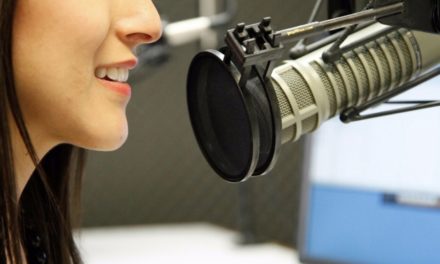 Día del locutor nacional celebra a los profesionales detrás del micrófono