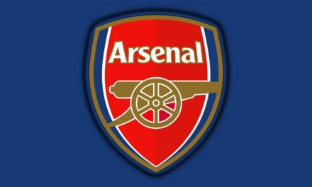 Arsenal consigue agónico éxito y mantiene cima en fútbol inglés