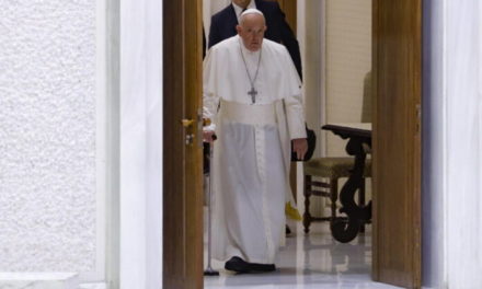 Papa volvió a asomarse a la ventana del Vaticano tras su bronquitis