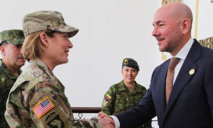Jefa de Comando Sur se reunió con ministro de Defensa de Ecuador