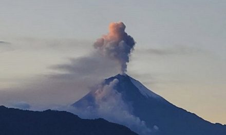 Volcán Sangay en Ecuador arrojó material incandescente