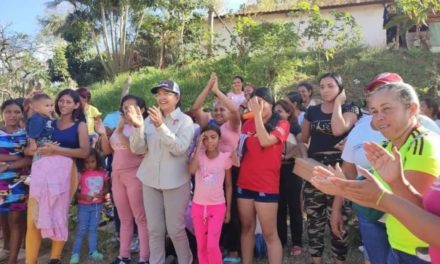 Gobernadora Karina Carpio visitó la comunidad Chispa