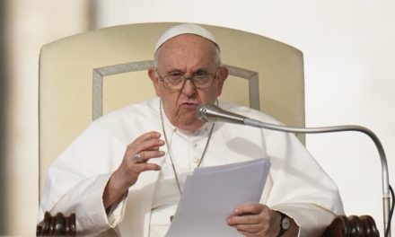 Papa Francisco renovó llamado a regular la Inteligencia Artificial