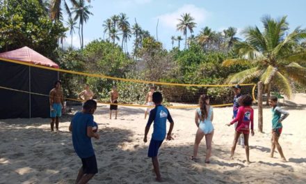 Niños con discapacidad disfrutaron de las bondades del surf y voleibol