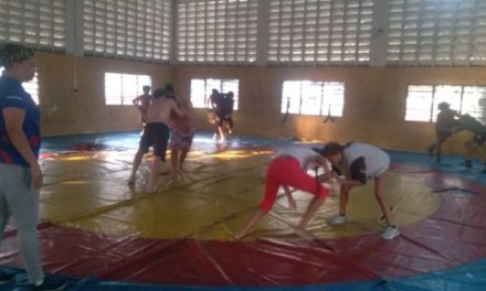 Luchadores aragüeños buscan cupo en la selección nacional