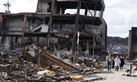 Contabilizan 92 muertos y 242 desaparecidos por terremotos en Japón