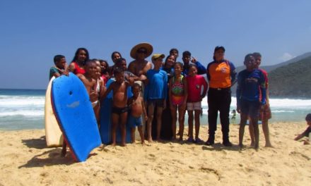 Infantes con necesidades especiales aprenden el surf en Choroní