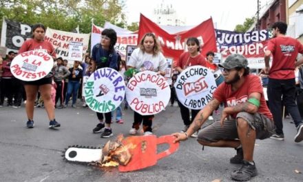 Argentinos mantienen movilizaciones contra políticas de Milei