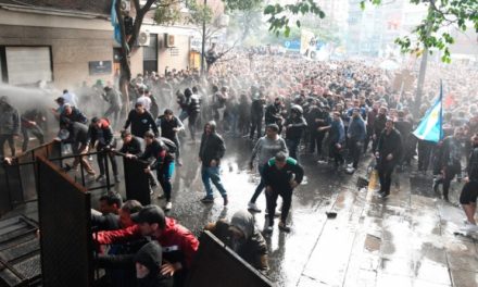 Condenan operativo policial contra manifestantes en Argentina
