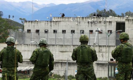 Militares de Ecuador permanecerán en las cárceles