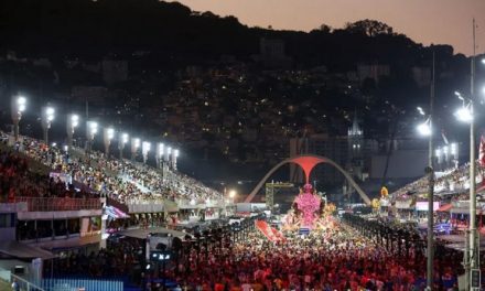 Escuelas de samba desfilan en Carnaval de Río
