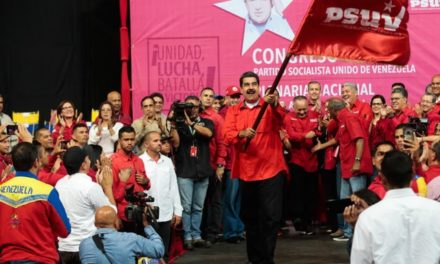 El pueblo se moviliza para acompañar al Presidente Maduro a inscribirse en el CNE