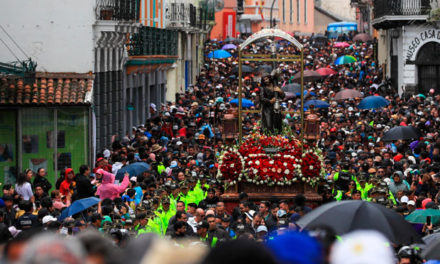 Multitudinarias procesiones de Semana Santa en Ecuador
