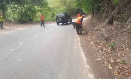 Adelantan trabajos de mantenimiento en la vía hacia Ocumare de la Costa