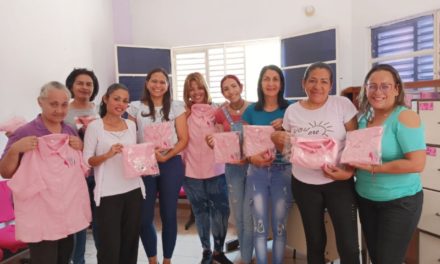 Entregados uniformes a féminas de la Fundación Casa de la Mujer en Bolívar