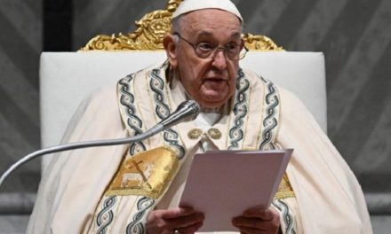 Papa Francisco pidió en Vigilia Pascual abrir caminos para la paz mundial