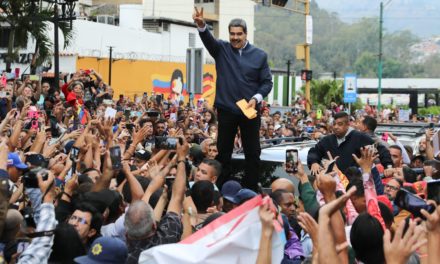 Presidente Maduro es recibido por avalancha de amor de su pueblo