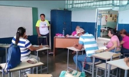 Idenna lidera conversatorios sobre  crianza respetuosa en Aragua