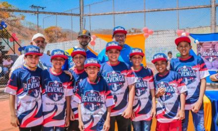 Entregados uniformes a participantes de Estadal de Béisbol en Revenga