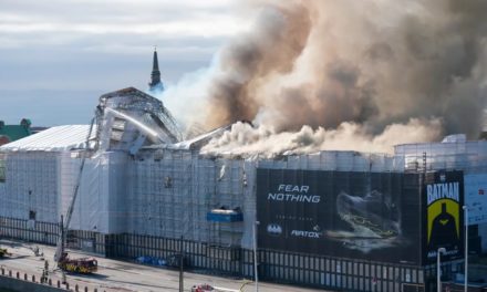 Incendio arrasa con histórica bolsa de valores de Copenhague