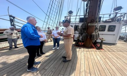 Ministro Padrón conoció tradiciones navales del embajador Sin Fronteras