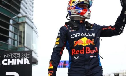 Verstappen alcanzó la pole número 100 para Red Bull