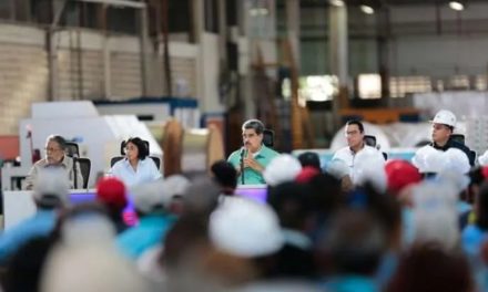 Maduro llamó a fortalecer formación de trabajadores a nivel científico