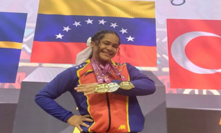 Claudia Rengifo levantó título mundial en levantamiento de pesas