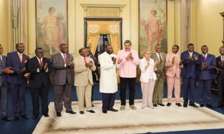 Jefe de Estado recibe al líder religioso David Owuor en el Palacio de Miraflores
