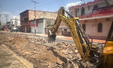 Realizan trabajos de drenaje de aguas pluviales en la avenida Aragua