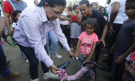 Gobernadora Karina Carpio compartió con infantes del Sur de Aragua