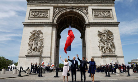 Macron recibió a Biden en el Arco del Triunfo de París
