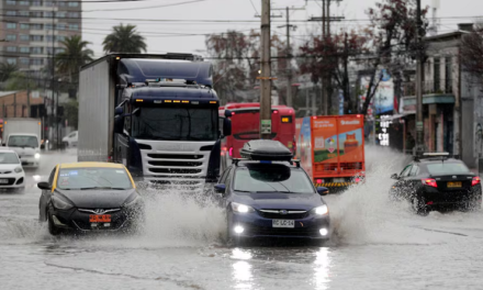 Reportan personas aisladas y fuertes inundaciones por lluvias en Chile