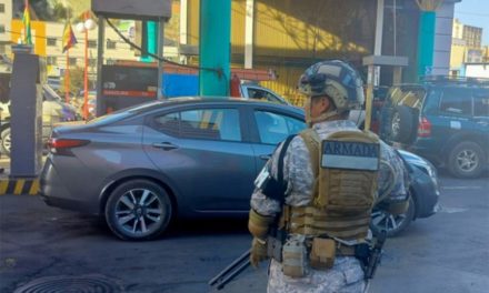 Militares refuerzan en Bolivia combate al contrabando de combustible