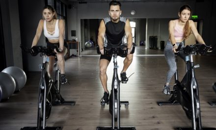 Ciclismo estacionario fortalece la resistencia cardiovascular