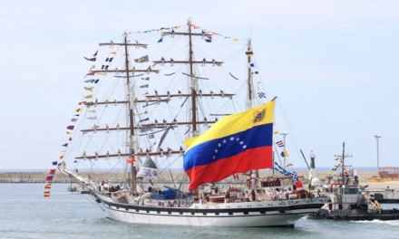 Buque Escuela Simón Bolívar arriba al puerto marítimo de Santa Marta en Colombia