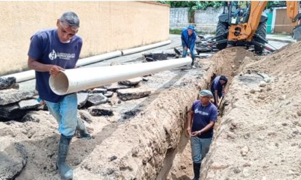 Vecinos de La Cooperativa atendidos con sustitución de colectores de aguas servidas